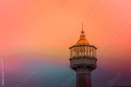 phare de verzenay en couleur sous un ciel coloré et en plan rapproché