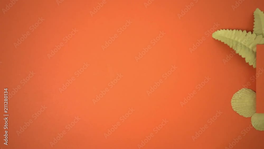 Sobre fondo naranja aparece cuadro rodeado de plantas y conchas amarillas.