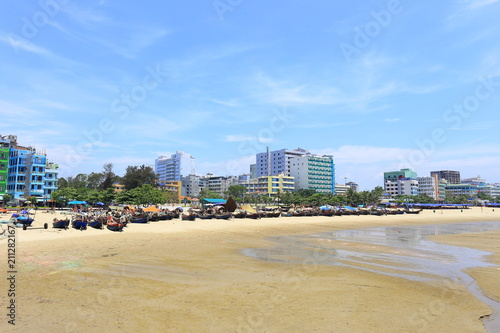 Samson beach in Thanh Hoa, Vietnam © kunio