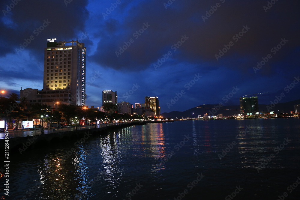 Naklejka premium Pont du Dragon à Danang au Vietnam