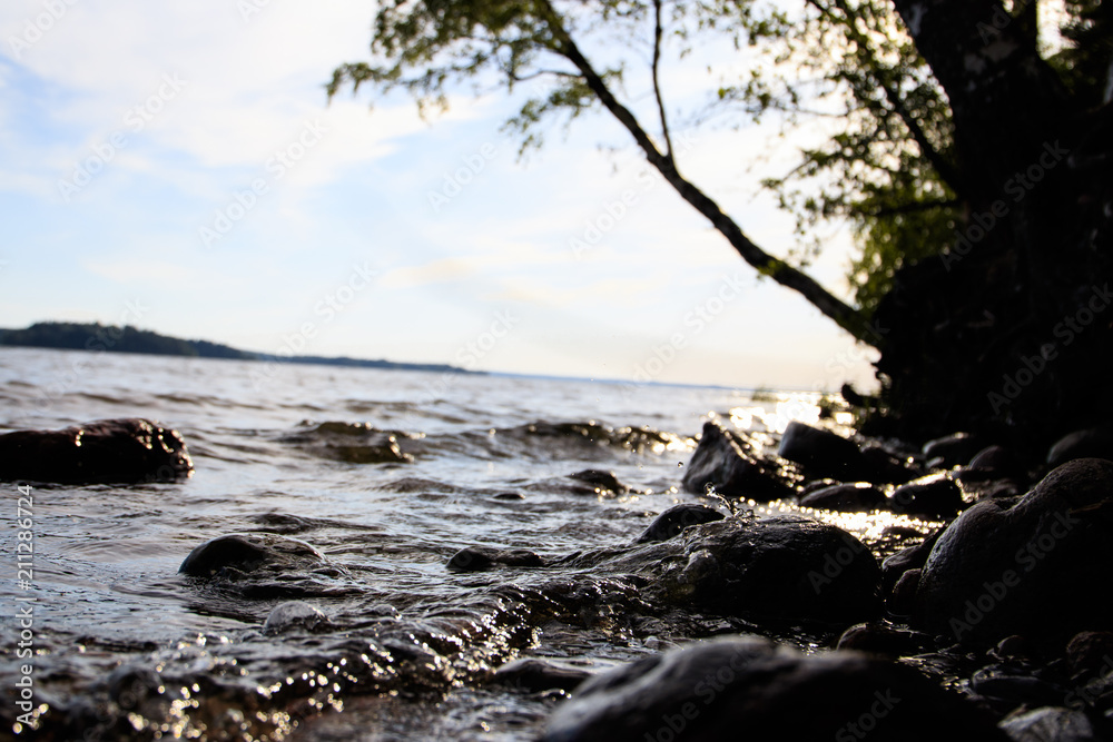 Fototapeta premium small waves hitting on small rocks