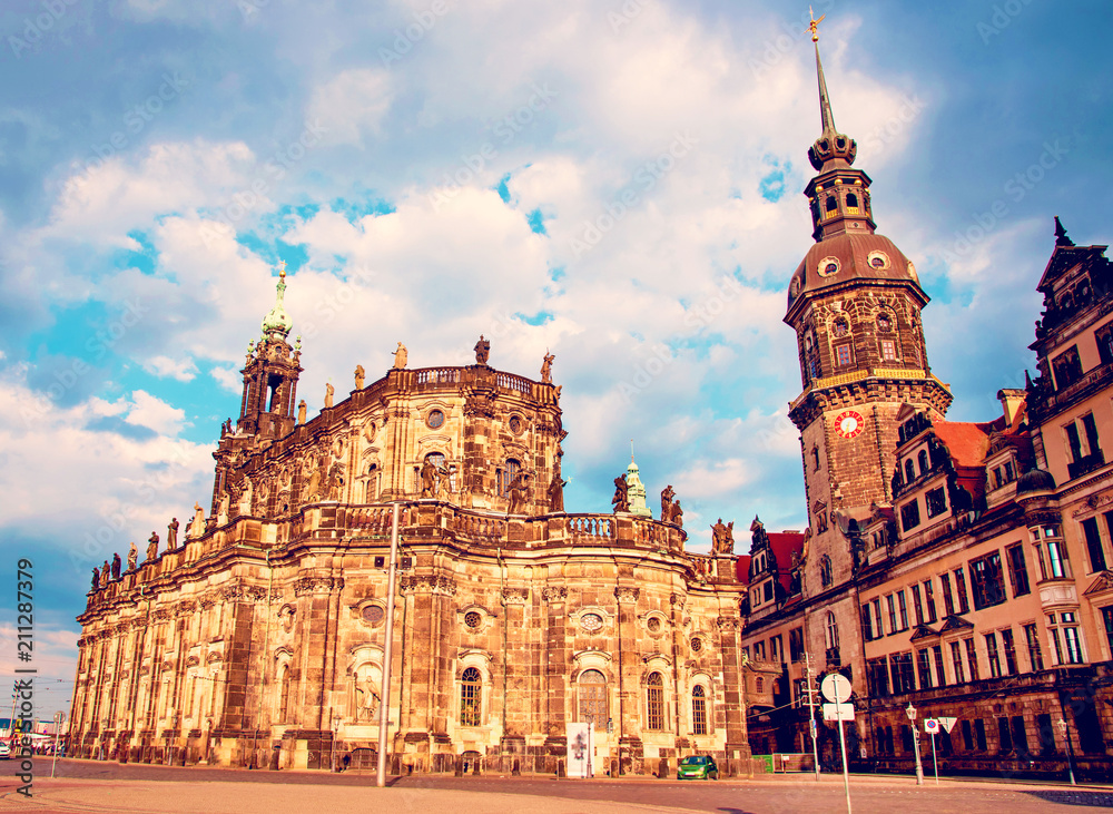 Fototapeta premium Katolicki Dworski kościół w centrum stary miasteczko w Drezdeńskim, Niemcy, Europa (Katholische Hofkirche)