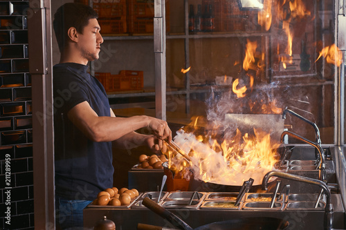 Fényképezés Cooking process in an Asian restaurant