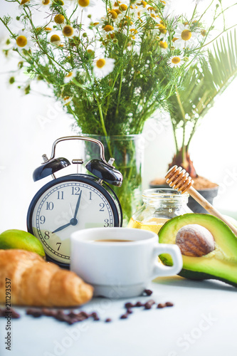 Fotografia morning breakfast ,coffee in a white cup Croissant Avocado Lime Honey Awakening