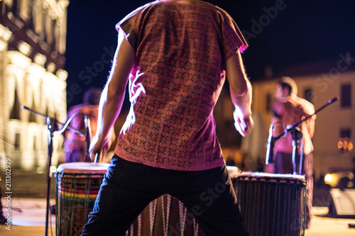 Percussionista di spalle durante un concerto