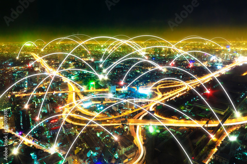 Paisaje urbano por la noche y concepto de internet. Diseño futuristico de trabajo en red y globalización. Internet de las cosas y tecnología de la comunicación photo
