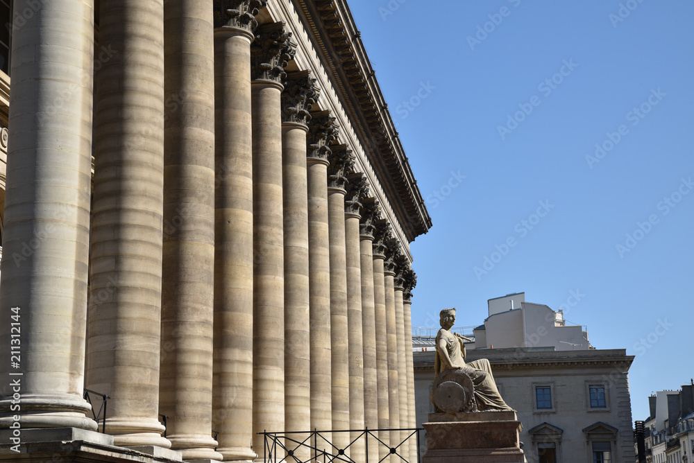 Colonnade du palais de la Bourse à Paris, France Colonnade du palais de la Bourse à Paris, France