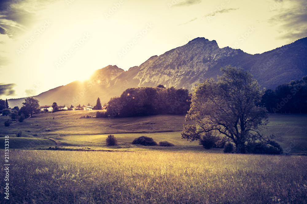 Fototapeta Hügel- und Berglandschaft, Sonnenuntergang mit Sonnenstrahlen, Natur