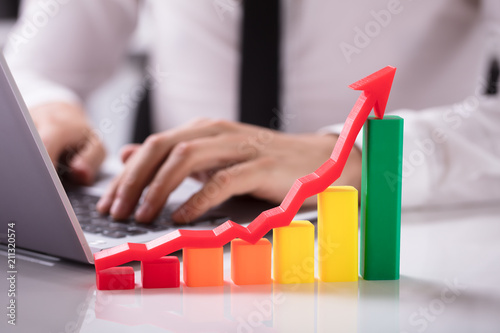 Foto Close-up Of Increasing Multi Colored Graph With Arrow