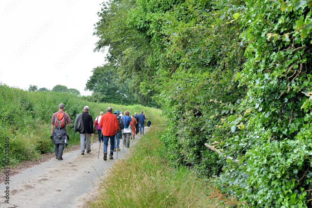 Groupe de randonneurs sur le circuit de la vallée du Trieux en Bretagne Groupe de randonneurs sur le circuit de la vallée du Trieux en Bretagne