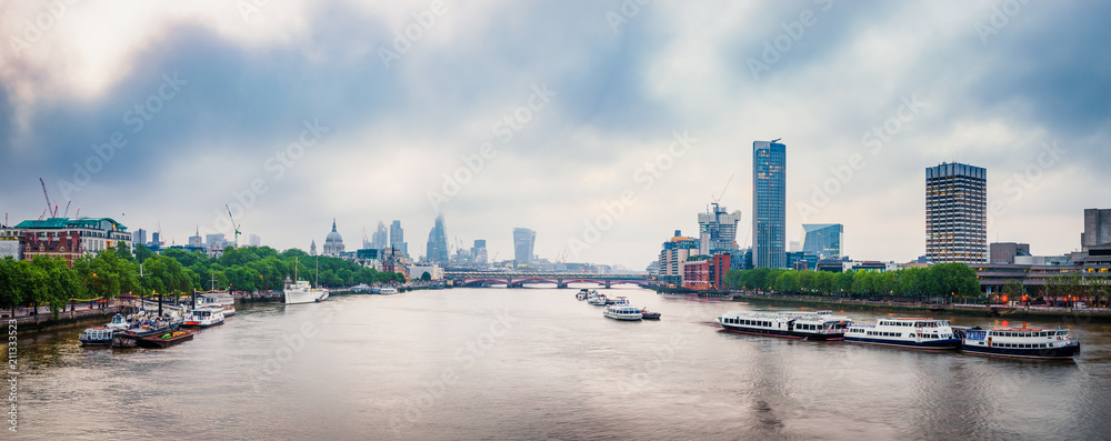 Naklejka premium Morning skyline of London viewed across river Thames. England 