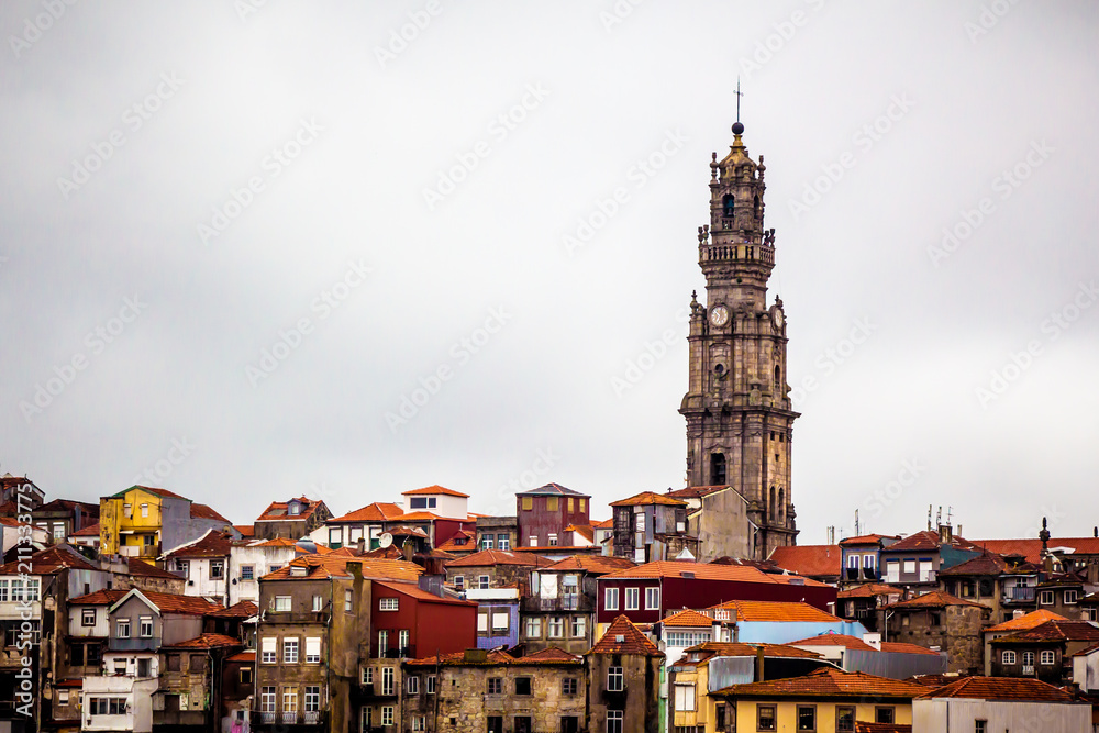 Obraz premium Roofs and Clérigos Tower