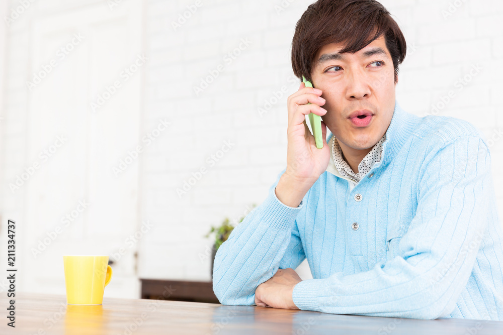 電話をするミドル男性