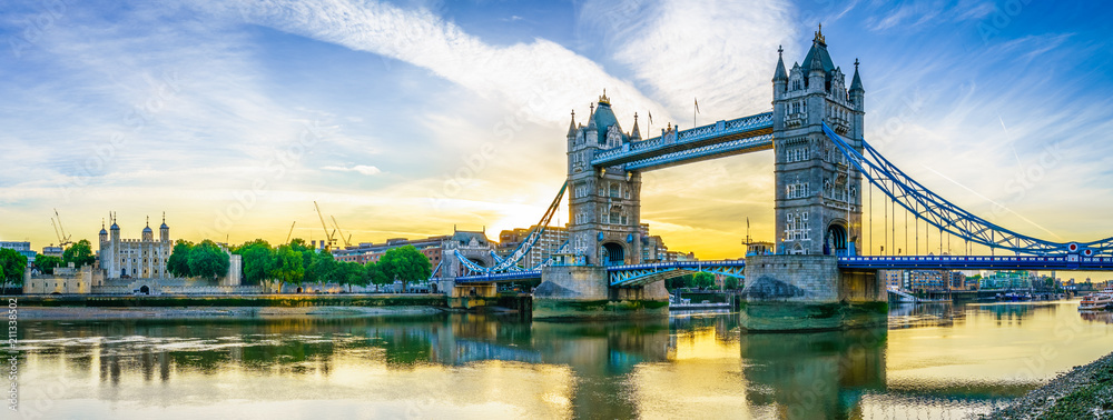 Naklejka premium Tower Bridge and finance district panorama in London
