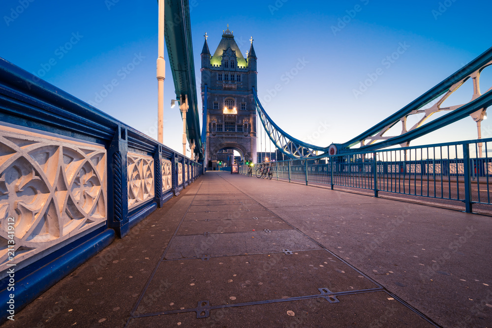 Obraz premium Crossing empty Tower Bridge in London, England 