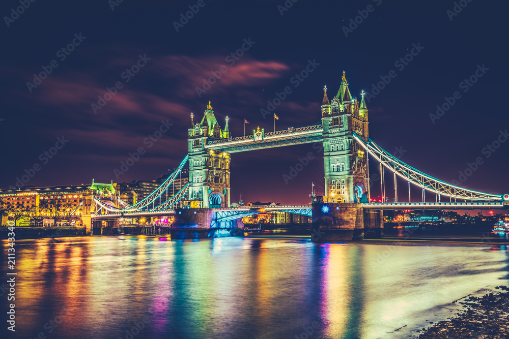 Fototapeta premium Tower Bridge in HDR colors at night 