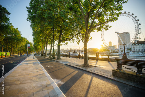 Canvas Print Beautiful sunrise at Victoria Embankment street in London, UK