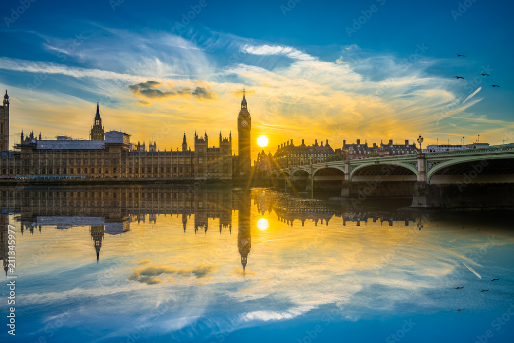 Naklejka premium Big Ben at beautiful sunset with water reflection in London, UK