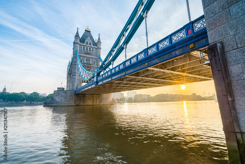 Obraz premium Tower Bridge with sun flare