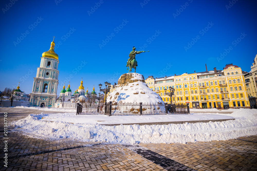 Sofiyivska square with Bohdan Khmelnytsky Monument in Kiev | Ukraine 