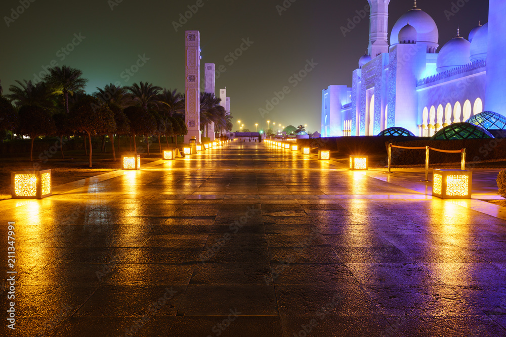 Sheikh Zayed White Mosque in Abu Dhabi, UAE viewed at night