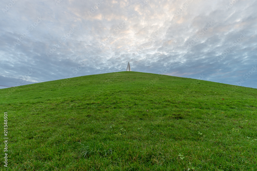 Obraz premium art, attraction, belvedere, britain, buckingamshire, campbell, center, centre, england, grass, great, hill, icon, keynes, light, lijn, lilianie, milton, park, piramid, pleace, pyramid, see, sky, top, 