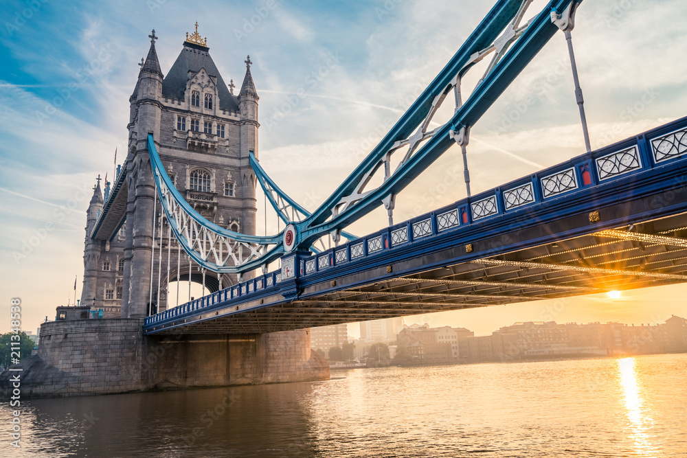 Obraz premium Tower Bridge with sun flare