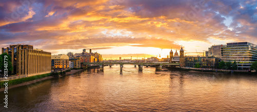 Sunset panorama of Southwark bridge in London, England © Pawel Pajor