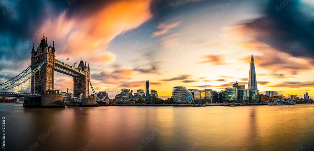 Panorama of Tower Bridge at Sunset in London, UK - obrazy, fototapety, plakaty 