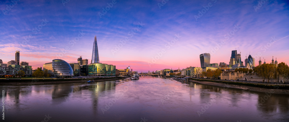 Sunrise panorama of Thames river in London
