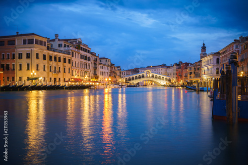 Rialto bridge and Garnd Canal at night in Venice, Italy © Pawel Pajor
