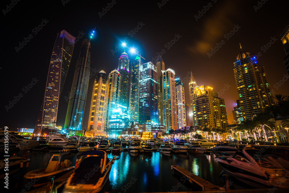 Obraz premium Dubai marina at night, UAE