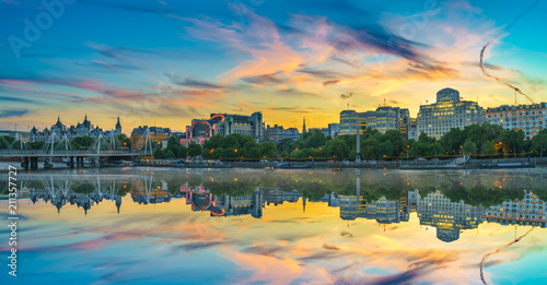 Canvas Print Skyline panorama of Victoria Embankment in London at sunset tourers