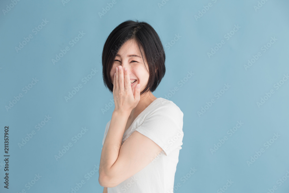 白T・女性・ブルーバック