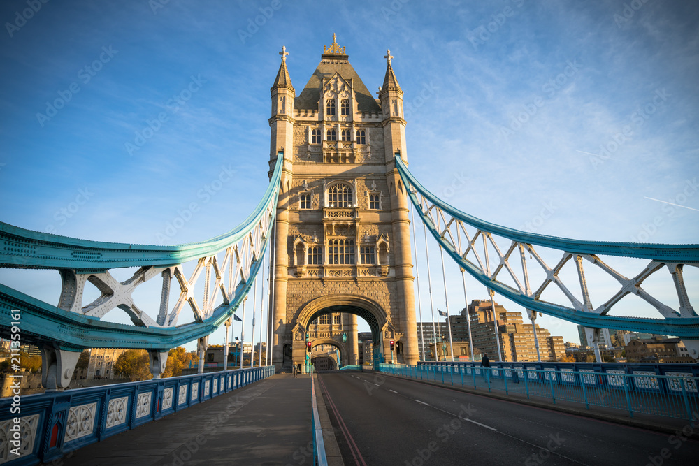 Obraz premium Empty Tower Bridge in morning light