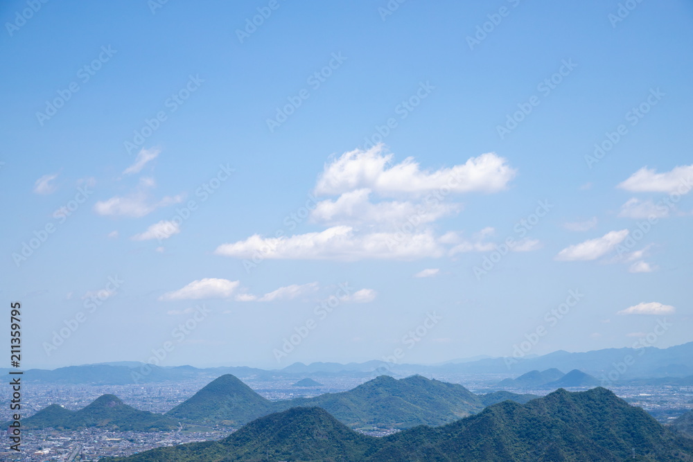 讃岐平野の山々と青空（香川県高松市）