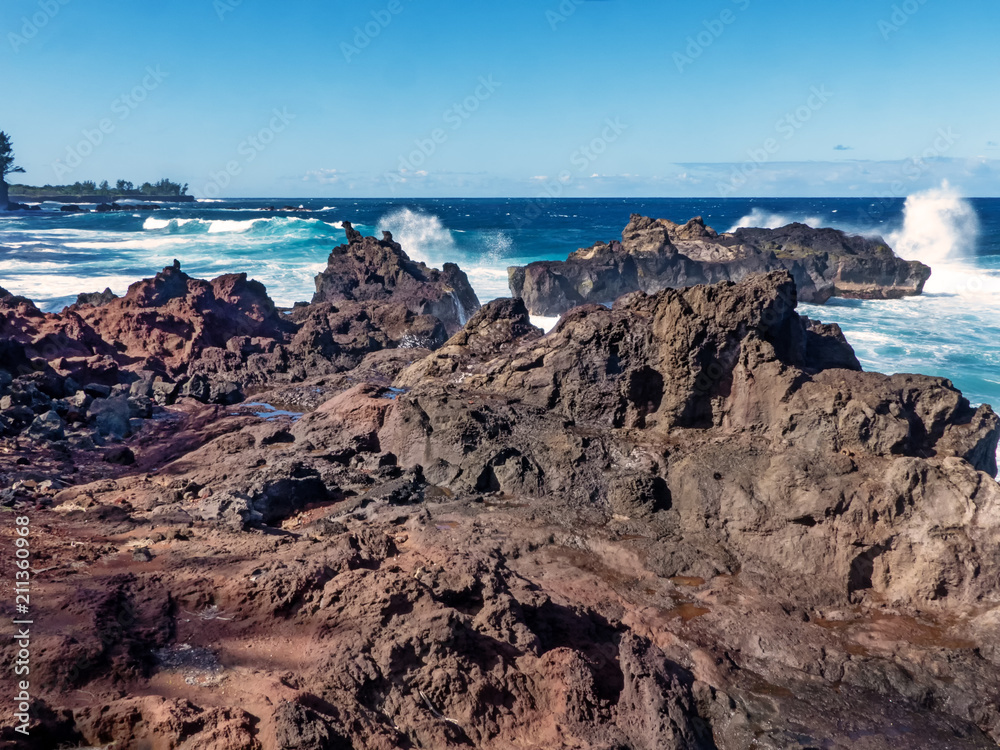 Forte houle sur plage volcanique à La Réunion