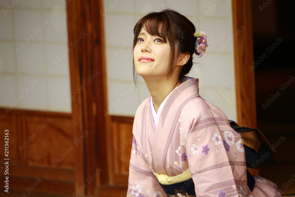 着物を着た女性 着物を着た女性