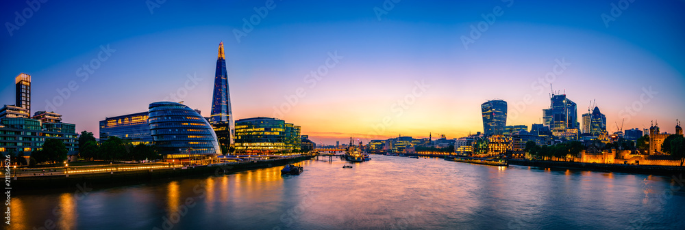 Fototapeta Panorama Londynu o zachodzie słońca, widziana z Tower Bridge