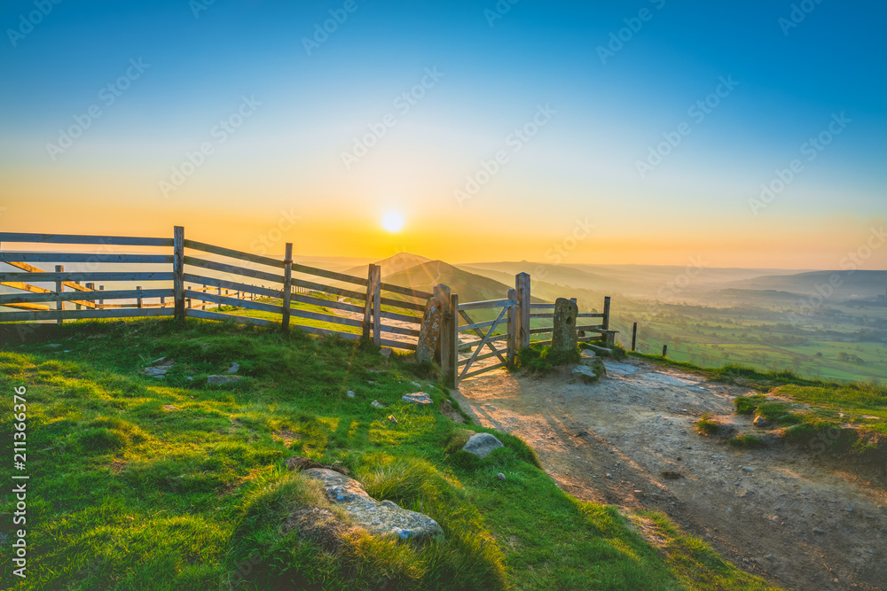 Fototapeta premium Sunrise of The Great Ridge at Mam Tor hill in Peak District