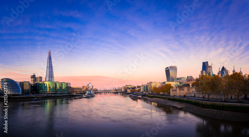 London Cityscape panorama at sunset, seen from Tower Bridge © Pawel Pajor