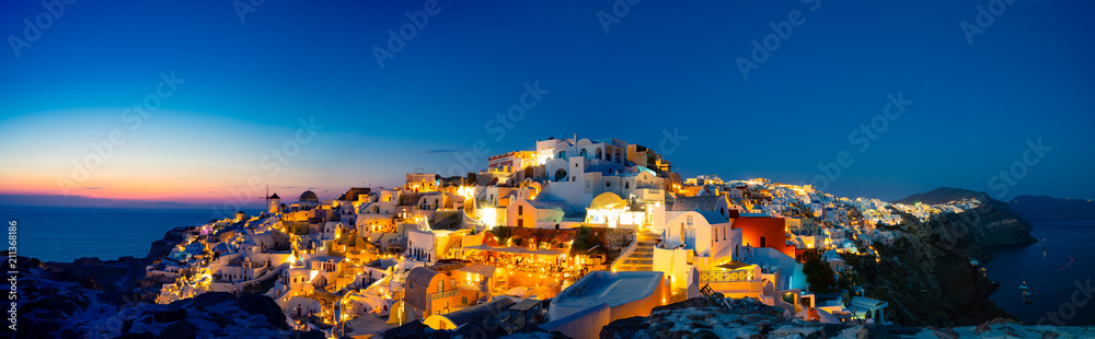 Naklejka premium Panoramiczny widok na miasto Oia przed wschodem słońca, wyspa Santorini, Grecja