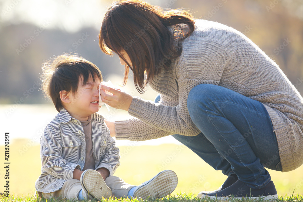 子どもの涙を拭う母親 Stock 写真 Adobe Stock