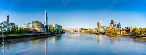 Foto London skyline panorama with reflections viewed from the Tower Bridge