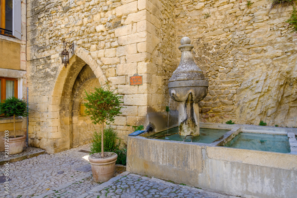 Ancienne fontaine de village de Montbrun-les-Bains. Provence, France.