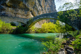 Vue sur le Verdon, le rocher (Roc) de Castellane et le pont du roc, Alpes de Haute Provence. Provence, France.