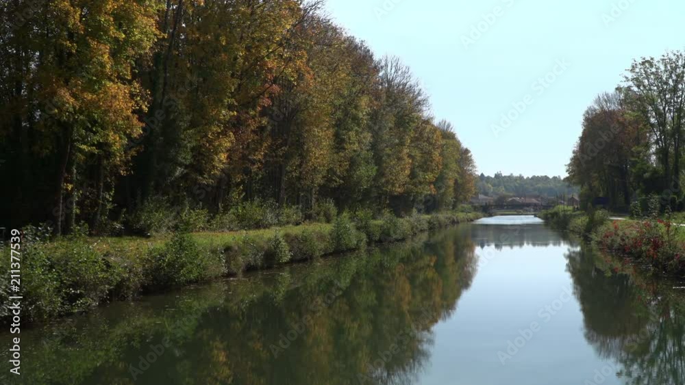 Trip on board a house boat on the French canals in Champagne and Burgundy Trip on board a house boat on the French canals in Champagne and Burgundy
