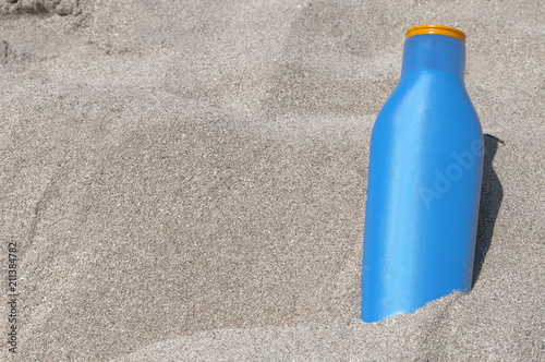 Sonnencreme Sonnenmilch UV-Schutz im Sand Tafel Sonnenschutz photo