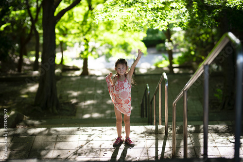 公園で遊ぶ女の子 © hakase420