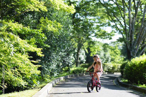 Wallpaper Mural 自転車に乗る女の子 Torontodigital.ca